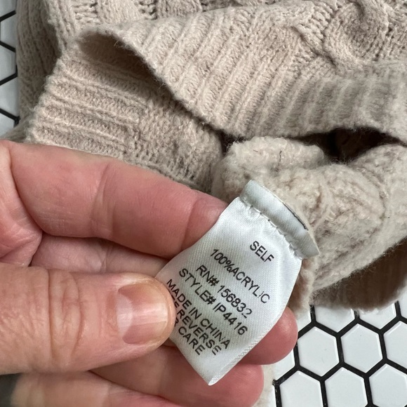 Bibi sweater size XL open shoulders - Picture 5 of 5